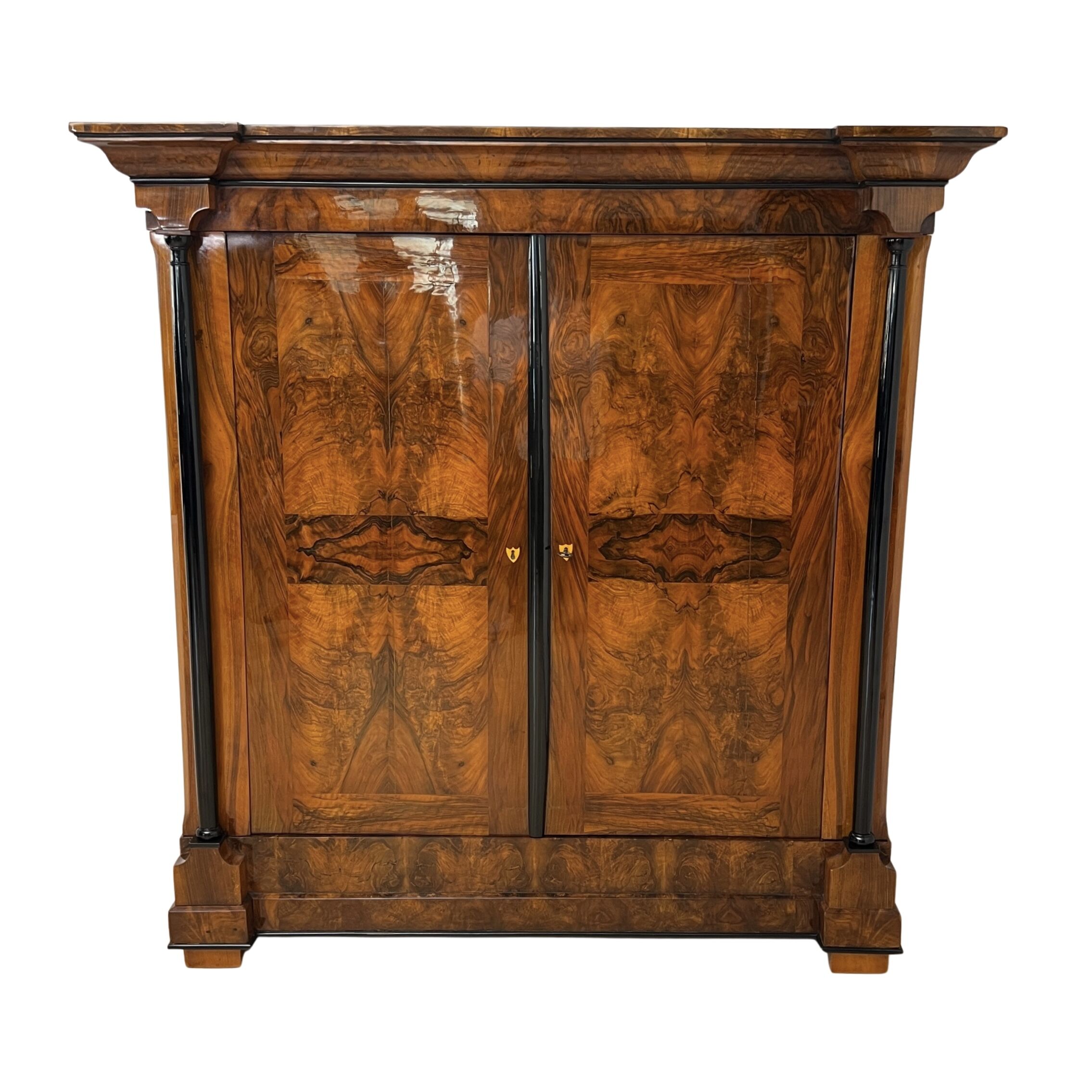 Großer Biedermeier Schrank in Nussbaum furniert.1