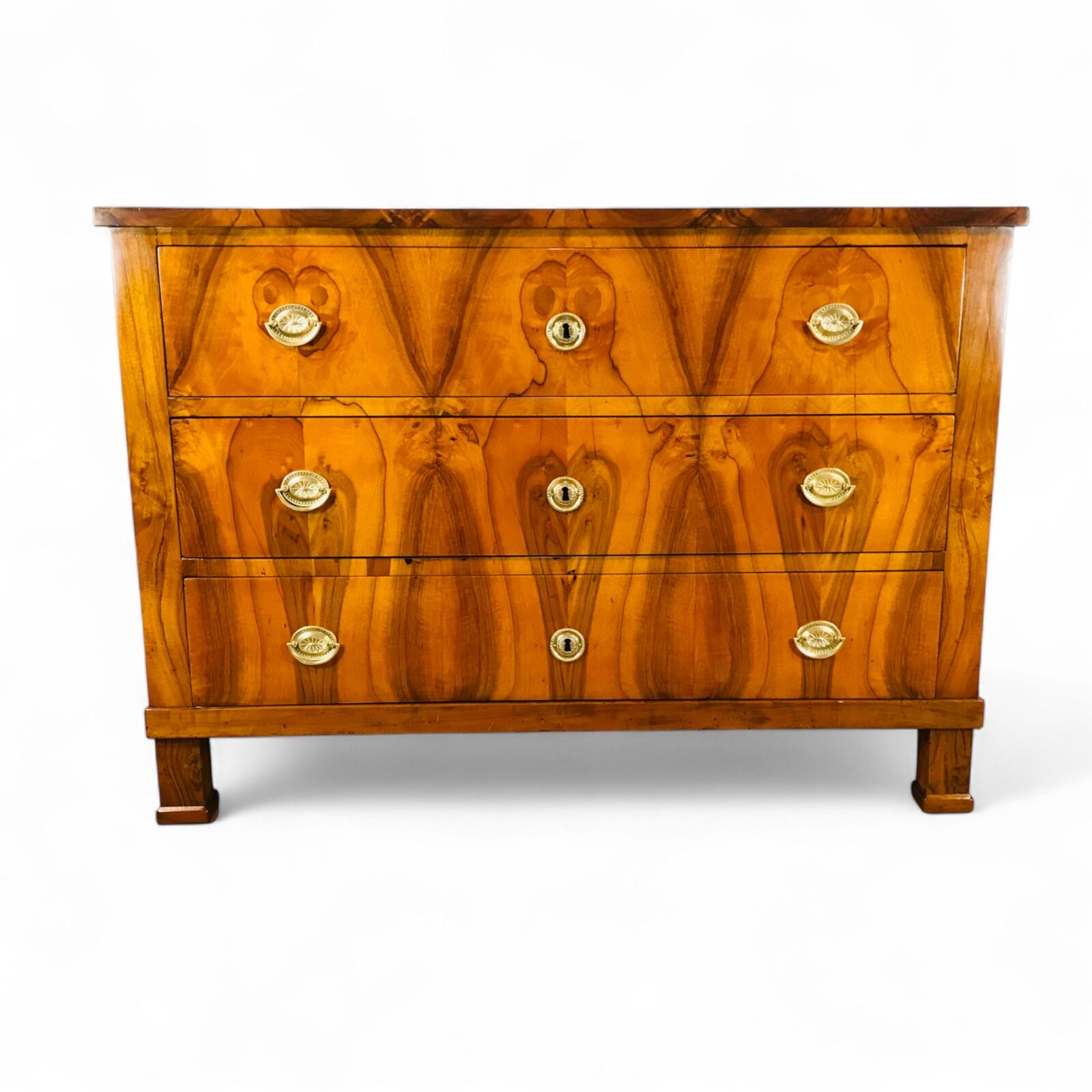 Biedermeier walnut chest of drawers, Germany circa 1820, with mirrored veneer pattern- Styylish