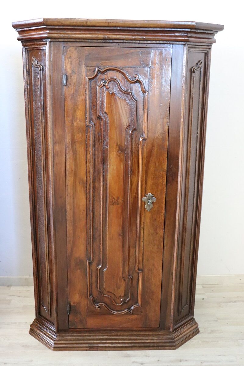 Pair of 17th century Italian Corner Cabinets - Image 3