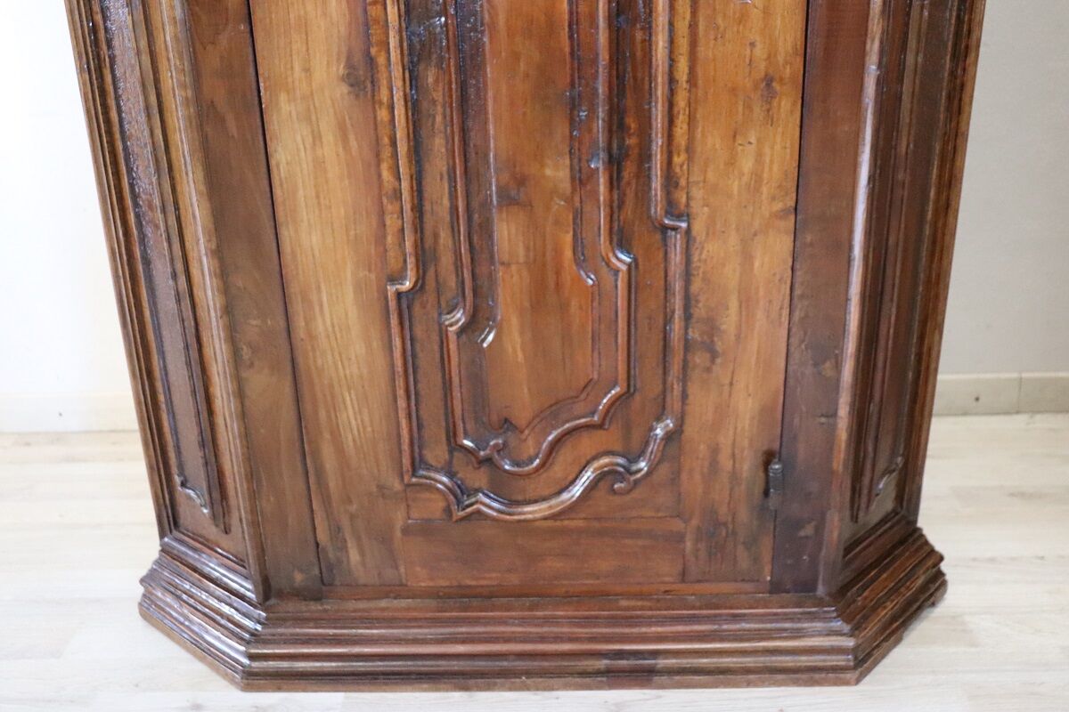 Pair of 17th century Italian Corner Cabinets - Image 6