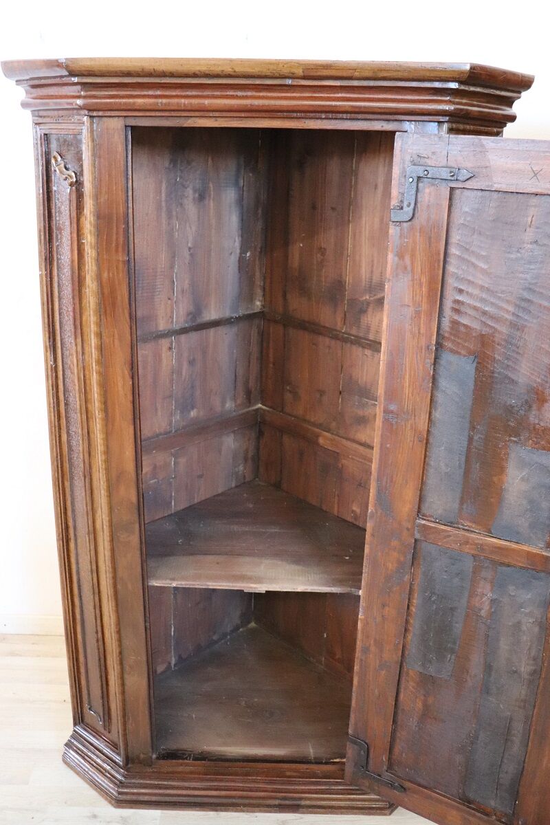 Pair of 17th century Italian Corner Cabinets - Image 12