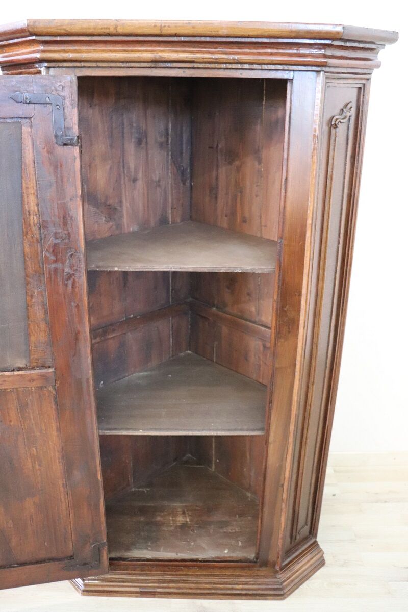 Pair of 17th century Italian Corner Cabinets - Image 19