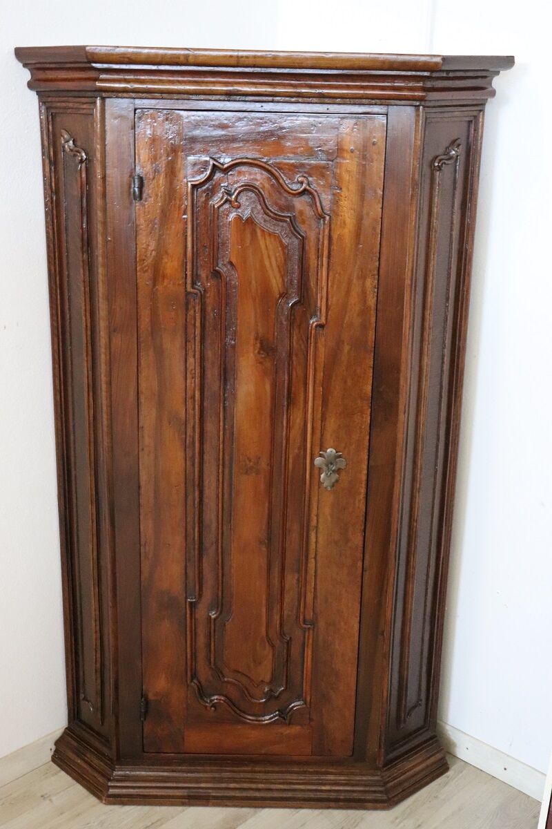 Pair of 17th century Italian Corner Cabinets - Image 23