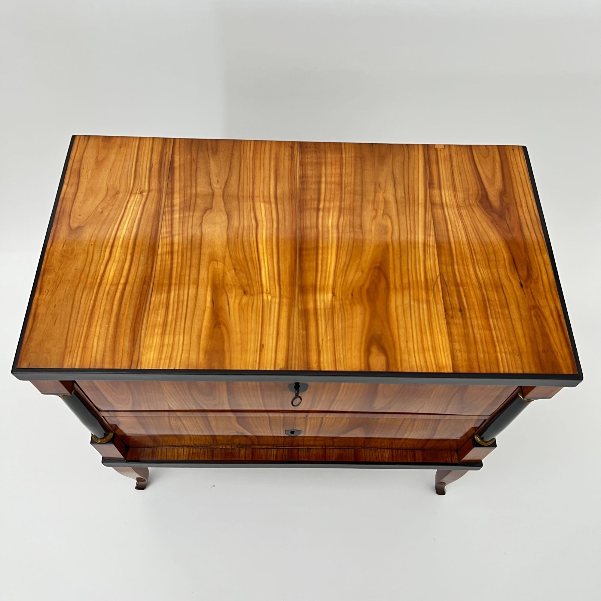 Biedermeier Commode - closeup top - Styylish