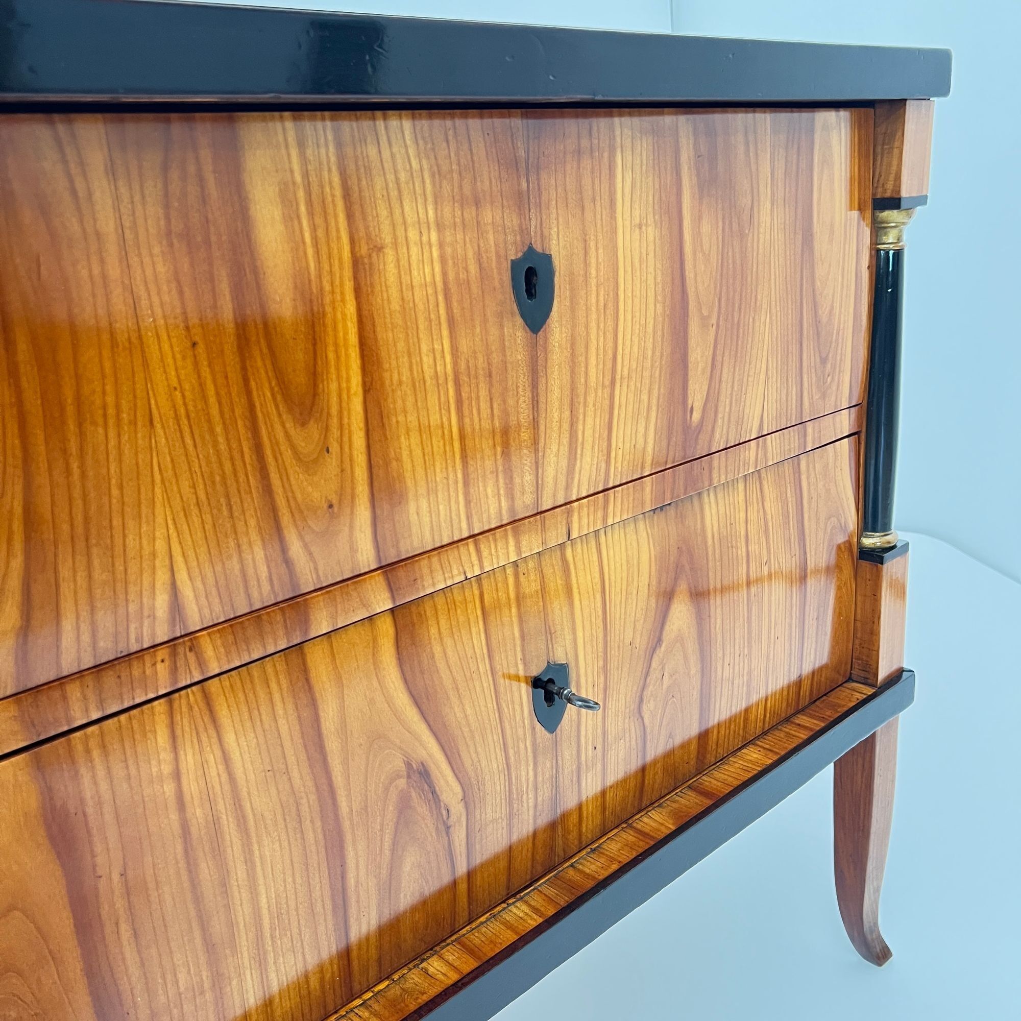 Biedermeier Commode - closeup front - Styylish