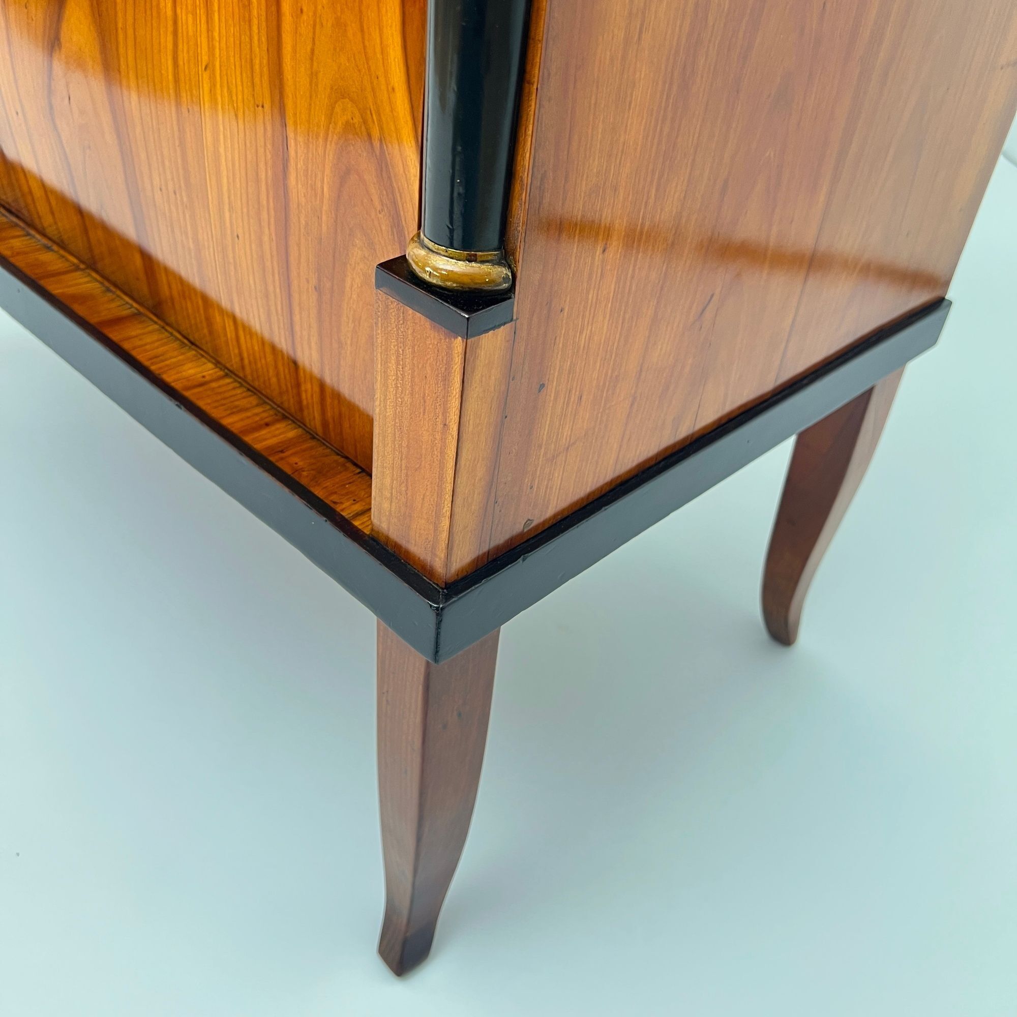 Biedermeier Commode - legs - Styylish