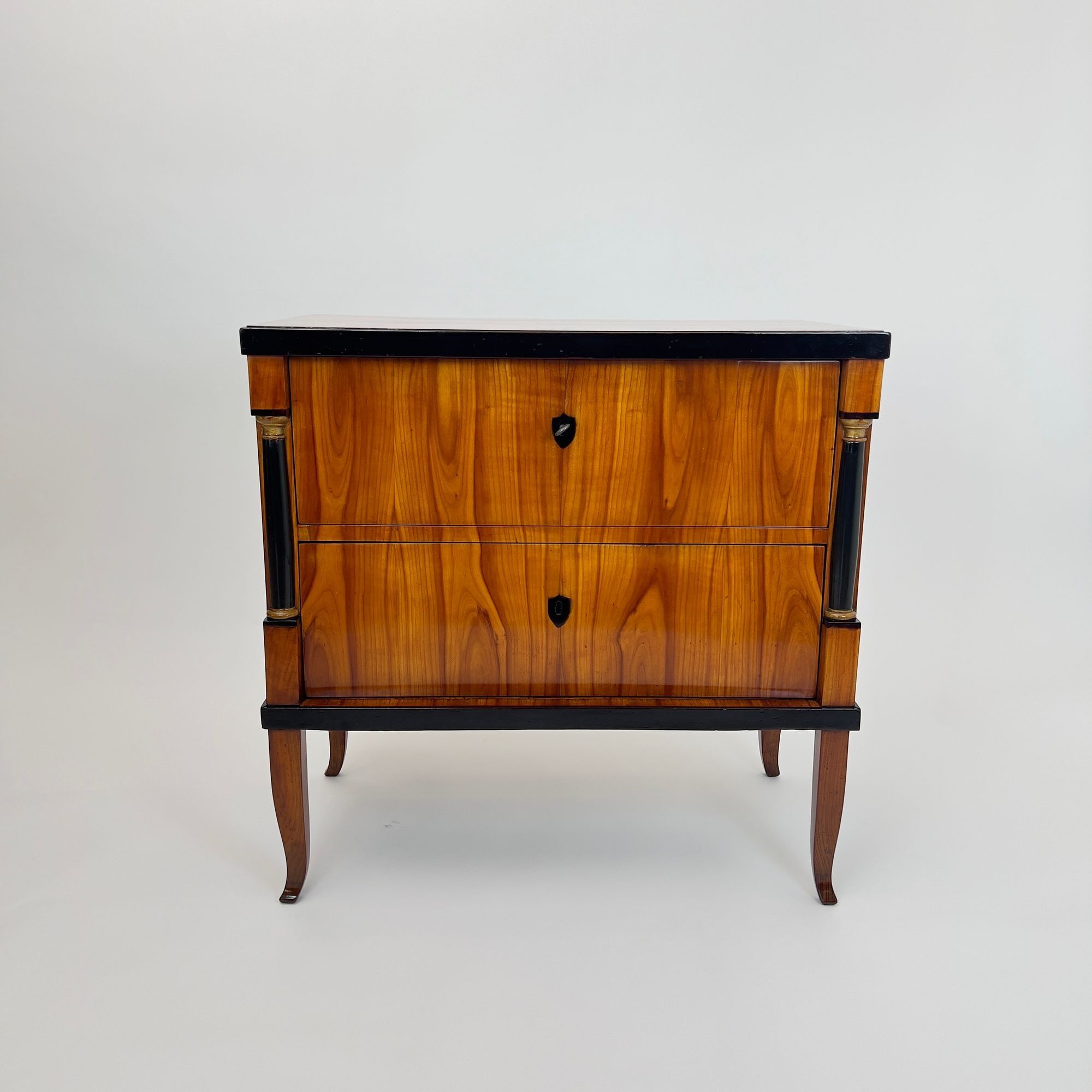 Biedermeier Commode - front - Styylish