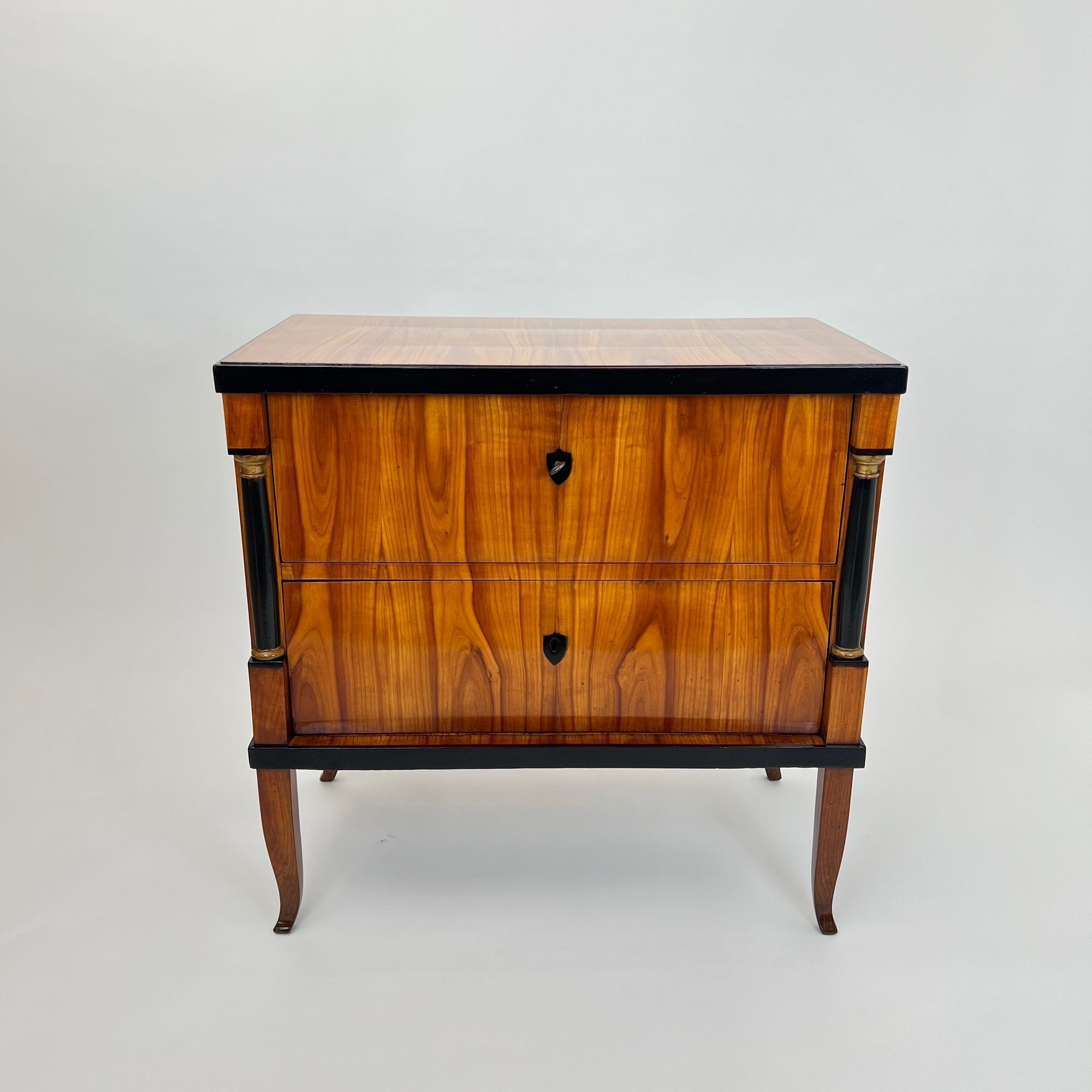 Biedermeier Commode - front closed - Styylish