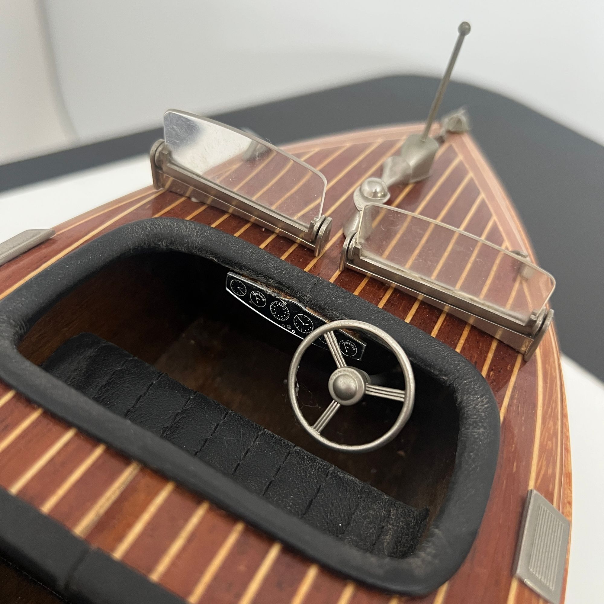 Miniature Motorboat by Chris Craft, Wood, Metal and Lacquer, USA circa 1950 - Image 10